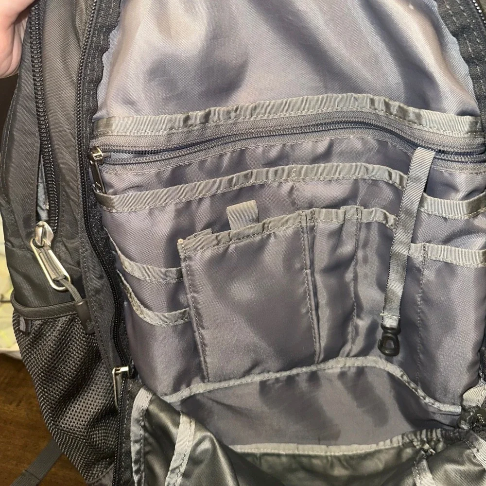 The North Face‎ Recon Backpack Black/Red Laptop Hiking Travel School 30L